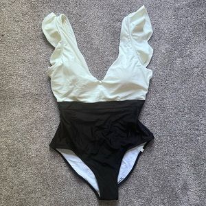 NWT Summersalt The Ruffle Backflip Black White Size 10